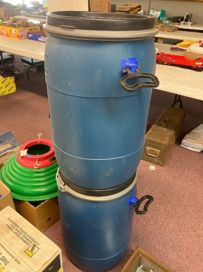 plastic barrels with locking lid latch is clean inside