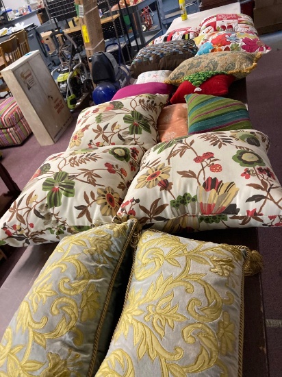 large lot of throw pillows very good condition