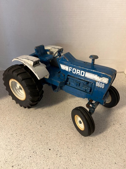 Vintage Ertl Ford tractor 8600 13 inches long