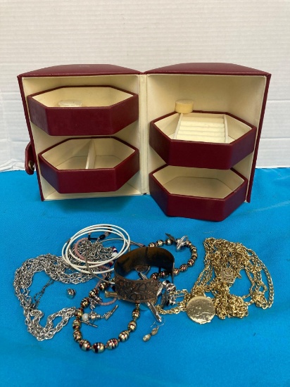 Jewelry box and jewelry