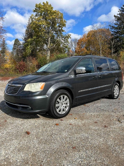 2011 Chrysler Town & Country minivan loaded w/ options