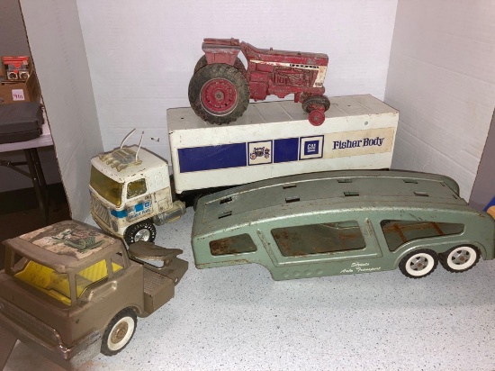 Structo Toy Fisher Body Tractor Trailer Farmall Tractor
