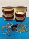 Jewelry box and jewelry