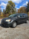 2011 Chrysler Town & Country minivan loaded w/ options