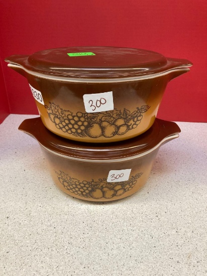 Two Pyrex old orchard bowls with lids