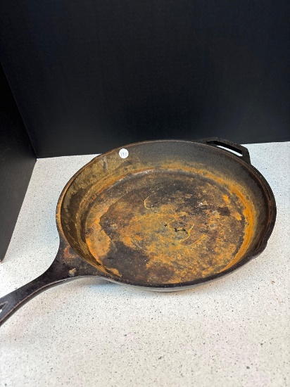 Lodge cast iron fry pan 13 1/2 inch diameter