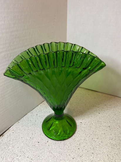 Vintage WestMoreland Emerald diamond fan vase