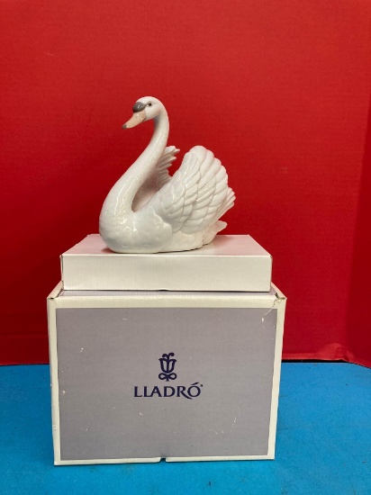 Lladro swan with wings spread with base new in box