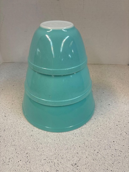 Three-piece aqua Pyrex mixing bowl set