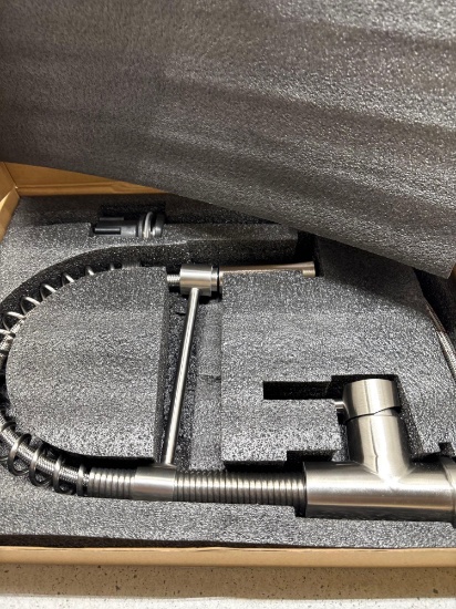 Single handle pull down kitchen faucet