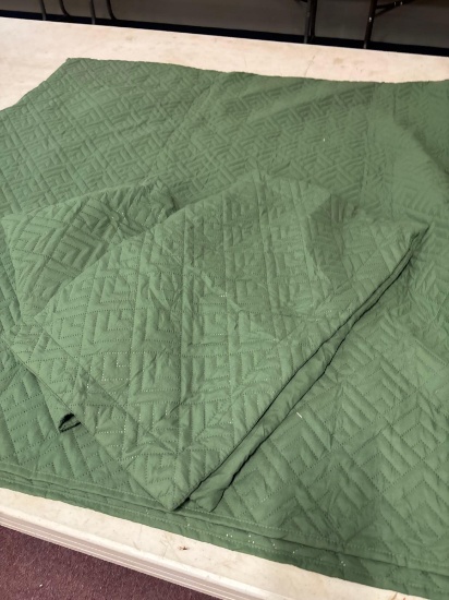 New full queen, quilt with pillow covers