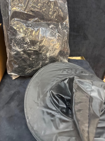 Which hat and costumea