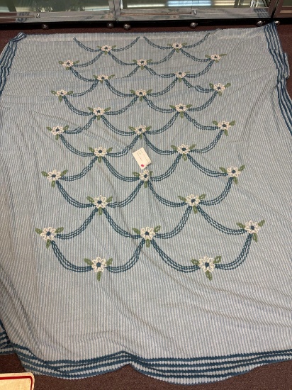 large Chenille bedspread in great condition 96 x 80