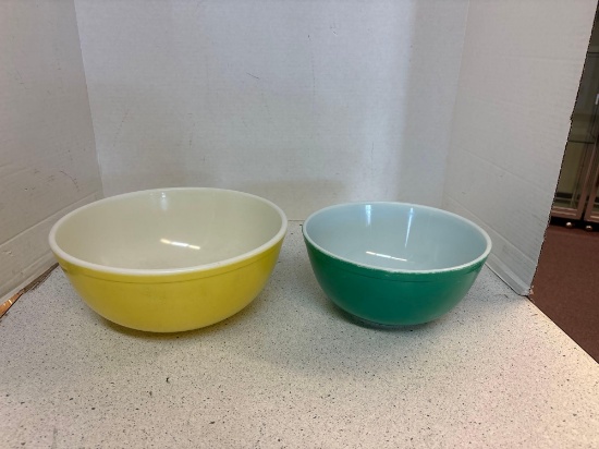 Pair of Pyrex bowls