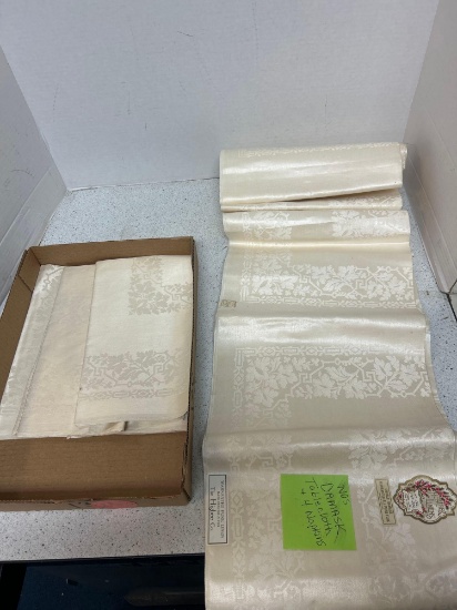 NOS Damask table cloth and four napkins