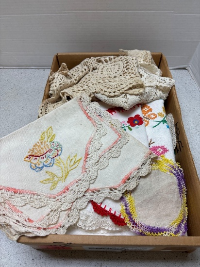 Nice lot of vintage linens, mainly doilies