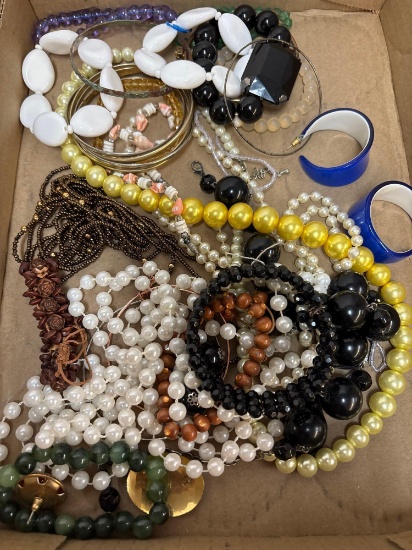 Large quantity of jewelry