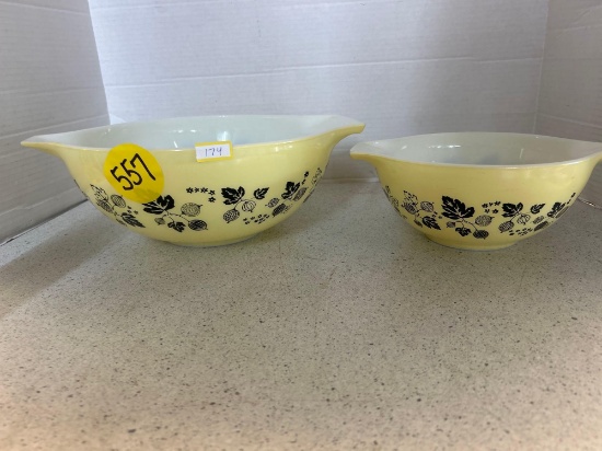 vintage Pyrex gooseberry mixing bowls