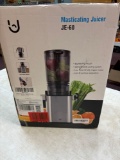 Masticating juicer