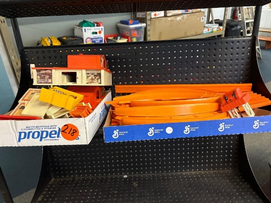 Hot Wheels hot curve race track