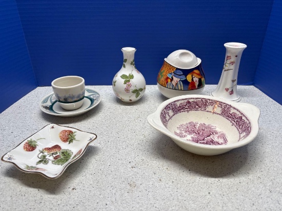 Assortment of porcelain pieces