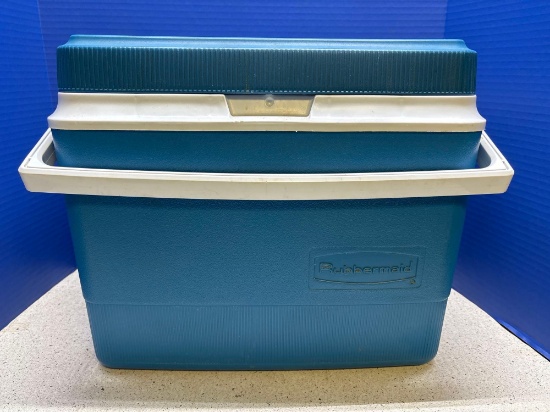 Nice Rubbermaid cooler little use