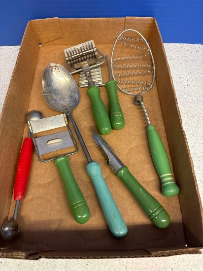 six vintage Greenwood handled kitchen items