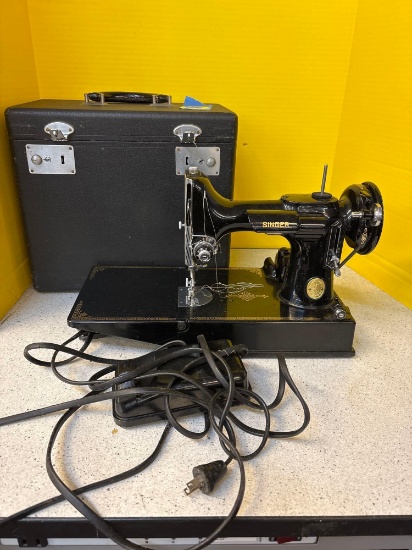 Singer featherweight sewing machine in case