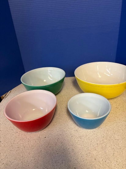 Pyrex primary color mixing bowls