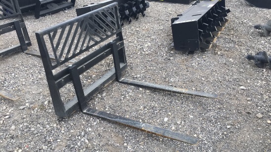 UNUSED MID-STATE 48" FORK SET;