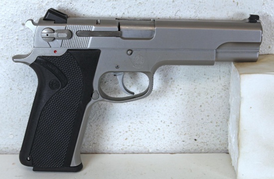 Smith & Wesson Model 1006 10 mm Semi-Auto Pistol... SN#TFJ0038...