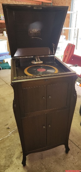 Mahogany Victor Victrola floor model wind up phonograph