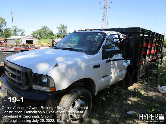 2004 Ford F450 Super Duty Single-Axle Flatbed Truck