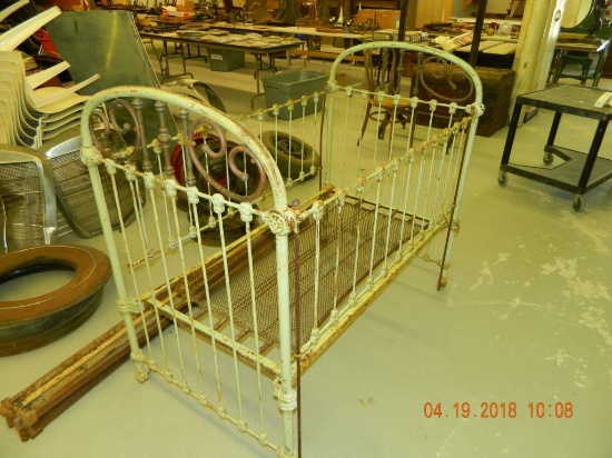 VINTAGE METAL CRIB