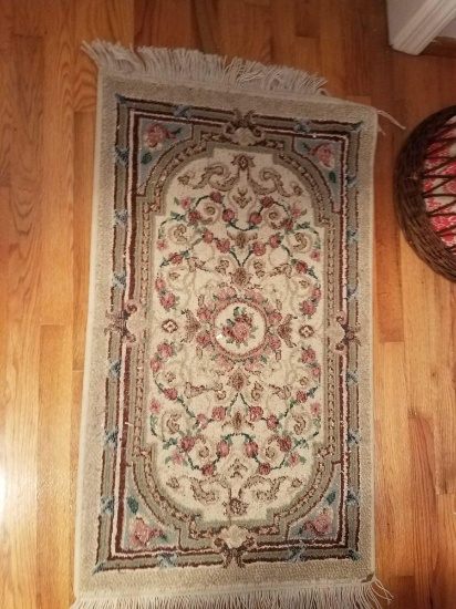 Area rug with flowers