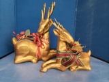 2 gold reindeer w/bows