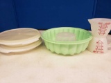 Tupperware 3 dividend plates / cake pan/ measuring cup