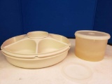 2 Tupperware dishes