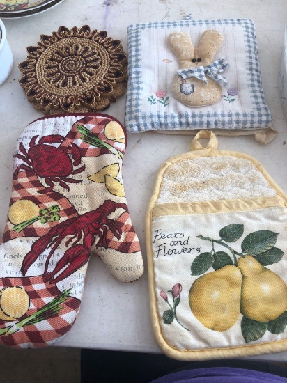Kitchen pot holders and trivets