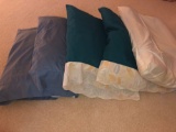 4 bed pillows & 1 head pillow