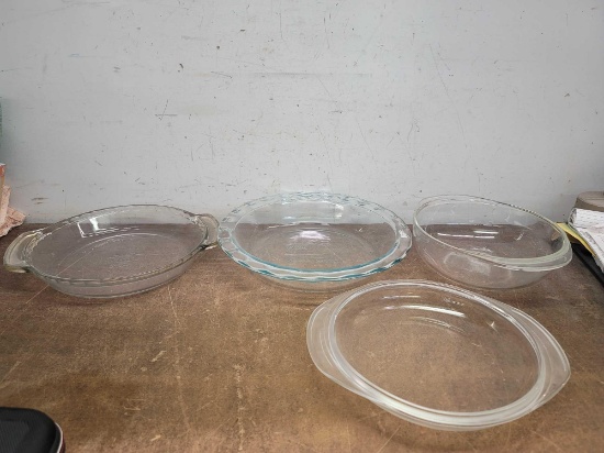 1 Anchor Hocking Pie Plate, 1 Pyrex Pie Plate, 1 Glass Lid, and 1 Pyrex Casserole Dish