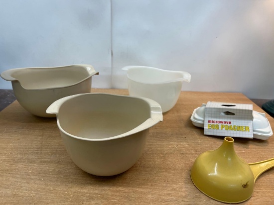 3 Mixing Bowls, Microwave Egg Poacher, Etc