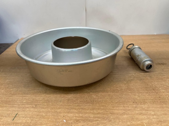 Bundt Cake Pan / Cake Decorator