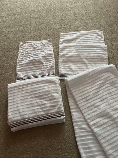 2 DKNY Bath Towels, 2 Hand Towel , 2 Wash Cloths Matching