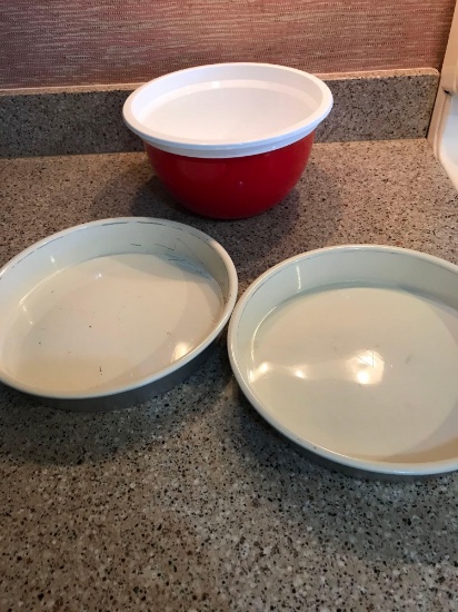2 Cake Pans and Plastic Bowl