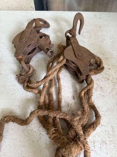 2 Metal Pulleys with Rope