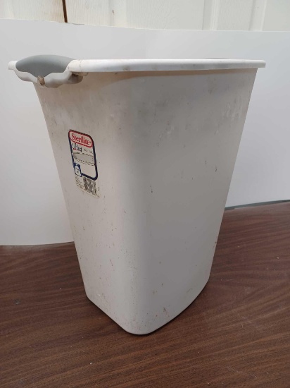 Sterilite 13 Gallon Trash Can