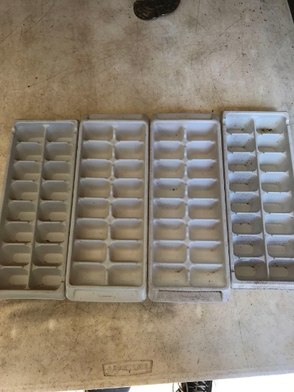 4 Plastic Ice trays