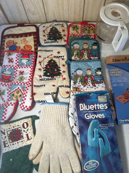 Christmas Pot Holders / Oven Mitts / Gloves/ Cedar Grilling Planks