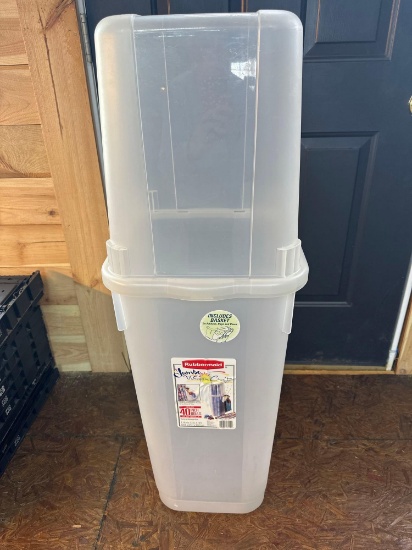 Rubbermaid Vertical Storage Box With Top